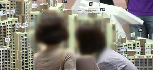 작년 대출 규제가 강화되는 등 역대급 부동산 규제가 쏟아진 서울 주택 시장은 분양가가 저렴한 신규 청약 시장으로 내집 마련 수요가 몰렸다. 사진은 견본주택 전경<연합뉴스>